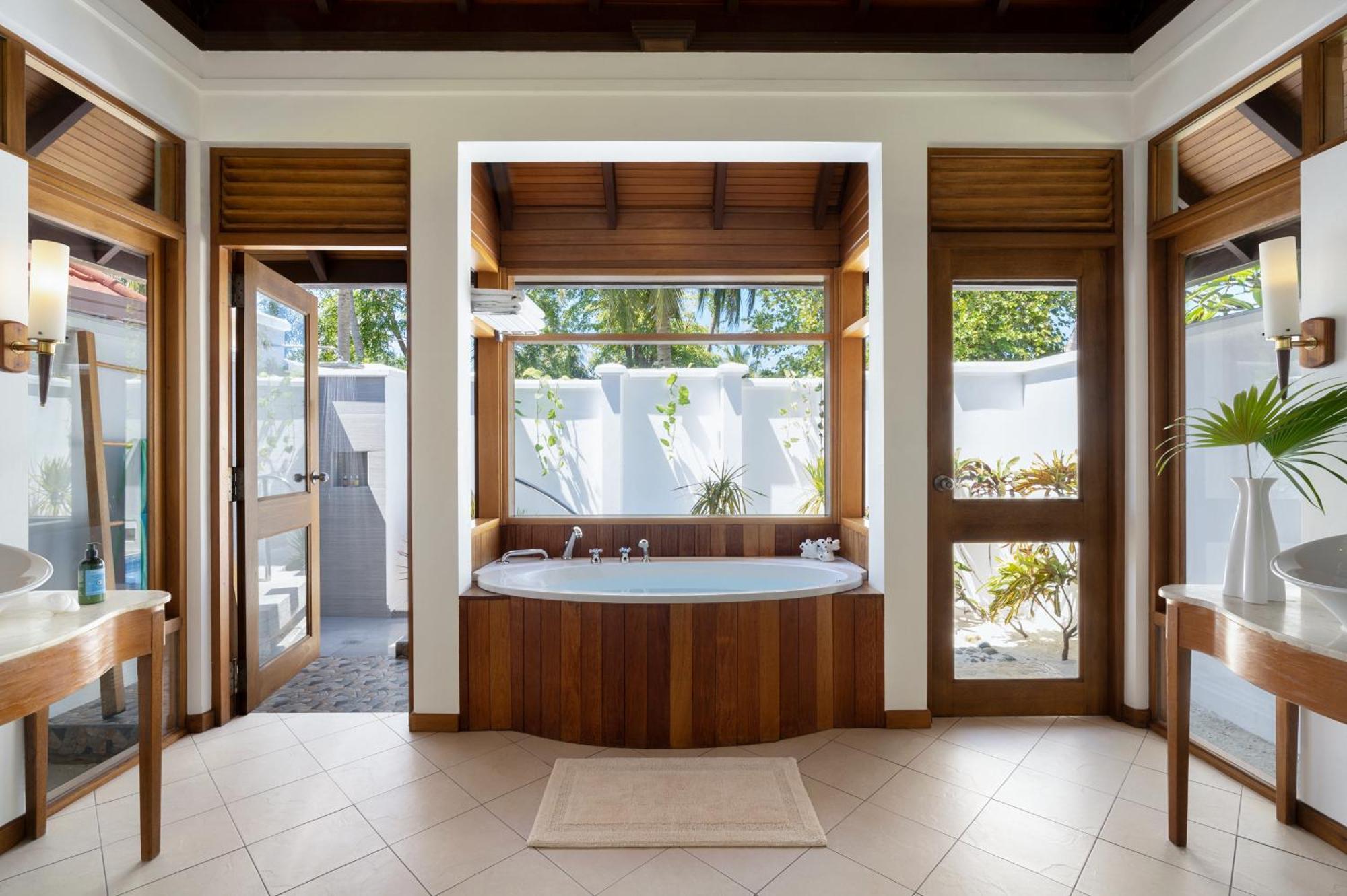 คุรุมบา มัลดีฟส์ Hotel Vihamanaafushi ภายนอก รูปภาพ Bathroom of a Beach Villa