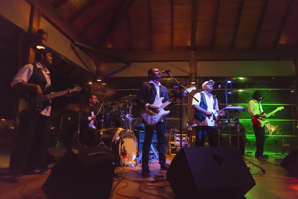 คุรุมบา มัลดีฟส์ Hotel Vihamanaafushi ภายนอก รูปภาพ The band performing in 2011