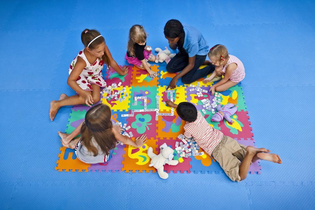 คุรุมบา มัลดีฟส์ Hotel Vihamanaafushi ภายนอก รูปภาพ Children playing with a puzzle