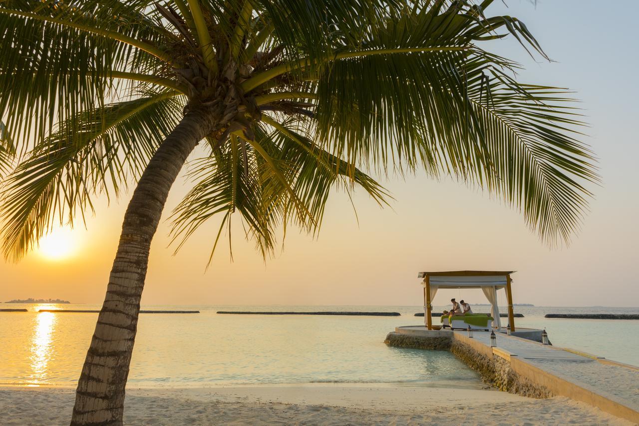 คุรุมบา มัลดีฟส์ Hotel Vihamanaafushi ภายนอก รูปภาพ Sunset at the beach