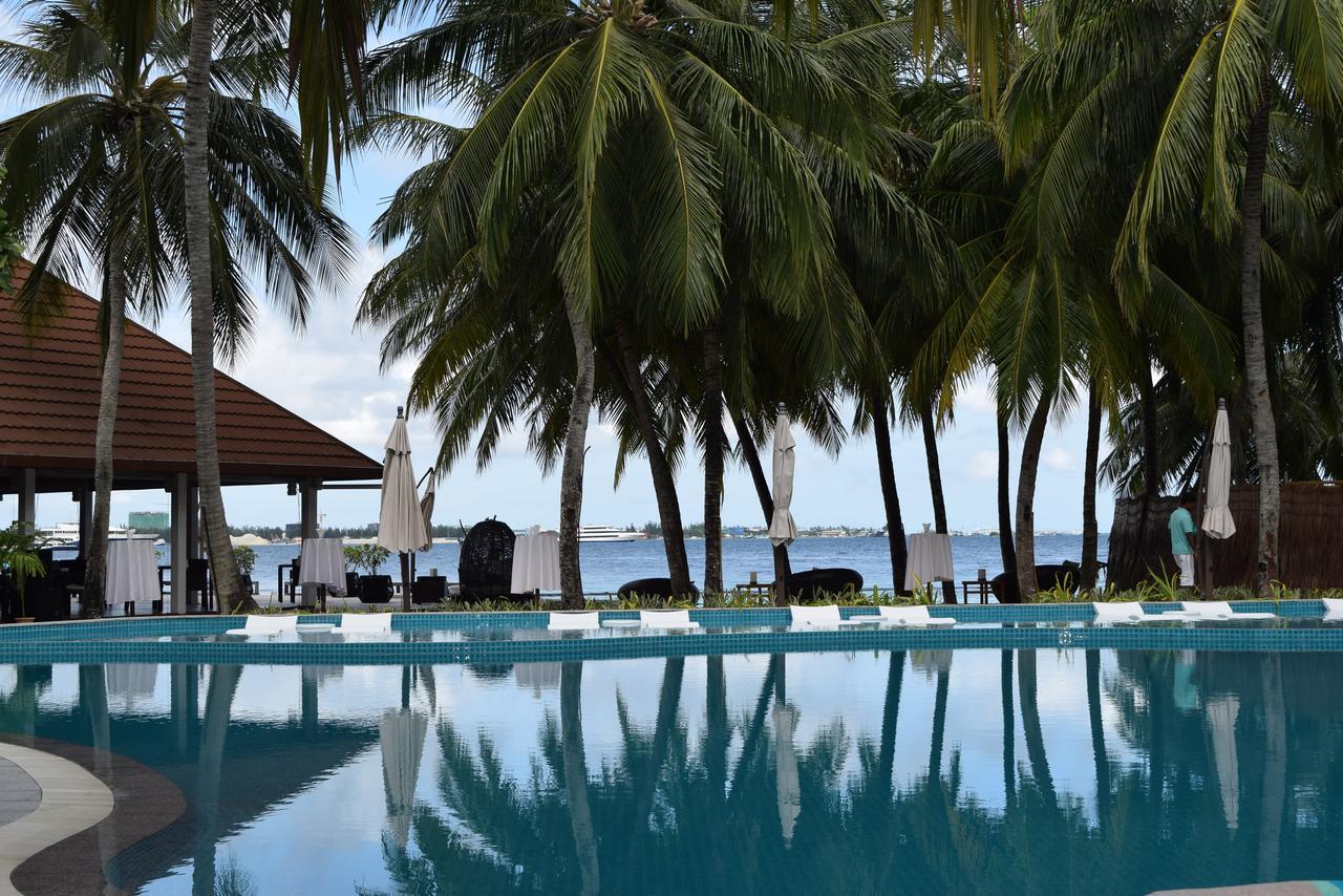 คุรุมบา มัลดีฟส์ Hotel Vihamanaafushi ภายนอก รูปภาพ The pool at the hotel
