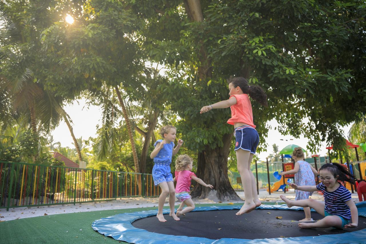 คุรุมบา มัลดีฟส์ Hotel Vihamanaafushi ภายนอก รูปภาพ Children playing on a trampoline